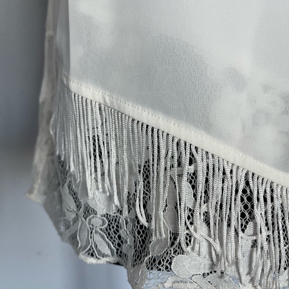 White top with a detail in bottom - Picture 2 of 6